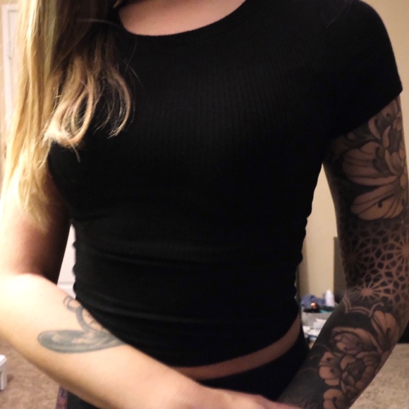 Black crop top - Picture 2 of 2